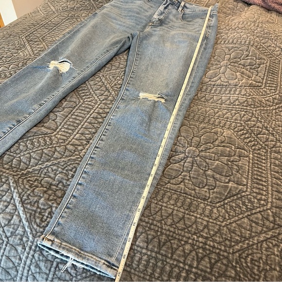 LOFT High Rise Skinny Distressed Jean. Light wash 4/27 - Picture 3 of 14